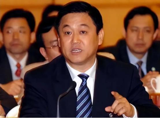 2000年1月，岳阳市委书记张昌平卸任之际，意外地发现自己无法离开市委的大门，在