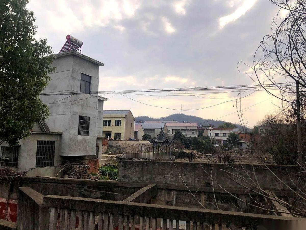表哥在重修祠堂筹集资金时，死死盯住村里定下的基准，按每人2000元的规矩交清了自