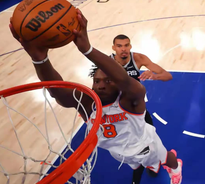 NBA总决赛马刺对阵尼克斯G3，赛场焦点彻底被裁判吹罚抢走，整场比赛尺度混乱，争