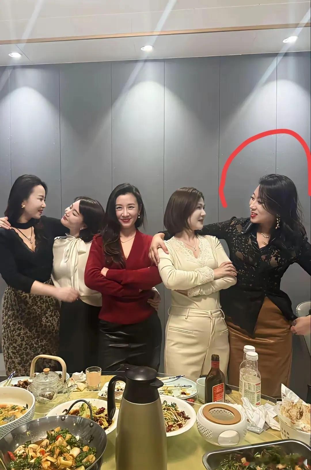 我敢打赌！99%的男人都喜欢右一，懂得都懂。