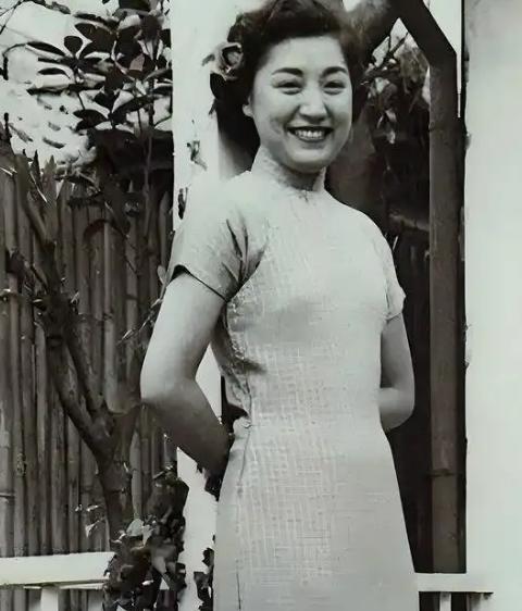 蒋经国一生追求过不少女人，比如冯玉祥的女儿冯弗能，还有为他生下双胞胎的章亚若，不