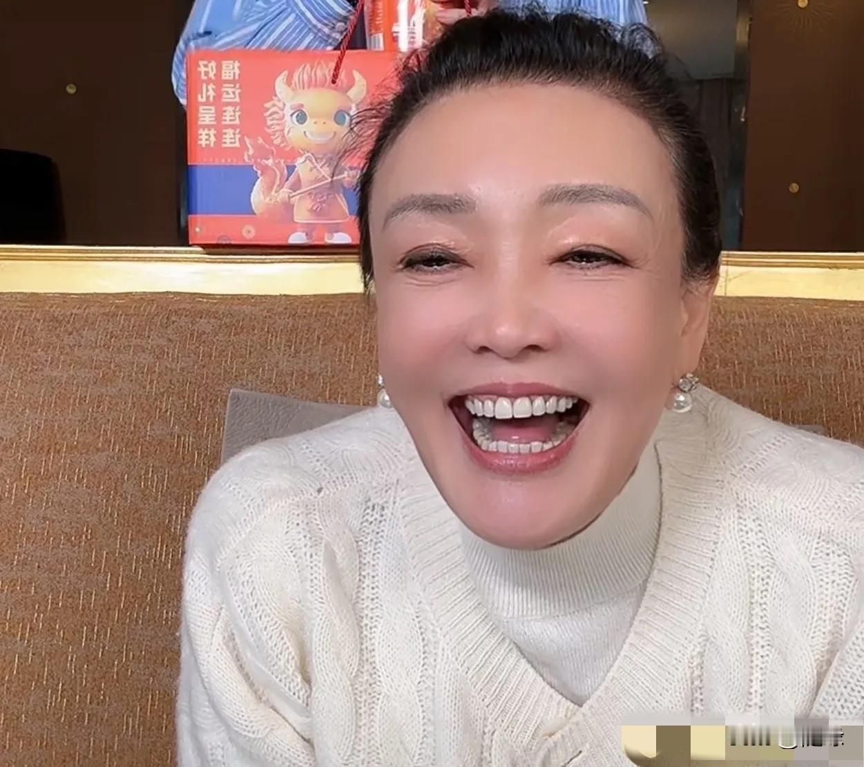 张兰直播时又夸赞亲家母她一脸幸福说:我亲家母太能干了，小箖箖想吃卤肉饭，她马上