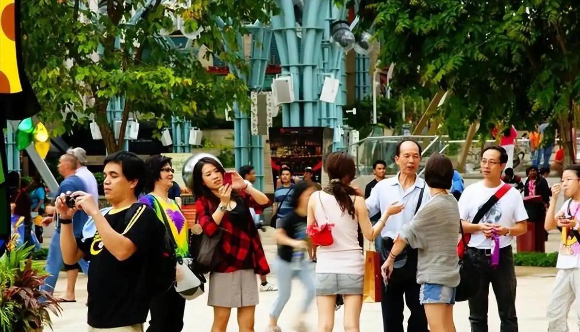 从新加坡到马来西亚，再到美国，一名华人的言论突然刷屏。他认为中国人应反思为何周边