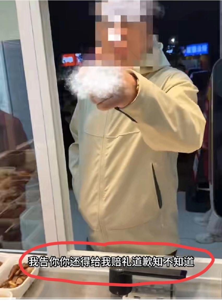 安徽。一名男子选购卤菜时，疑似手有触碰菜品的动作，店员礼貌提醒其“不要用手指”，