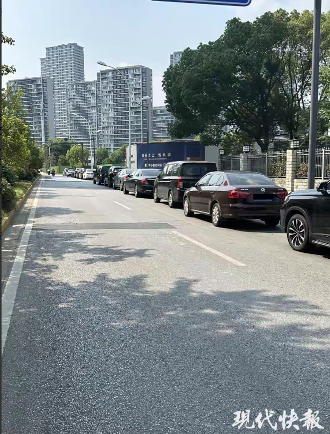 车位“挤牙膏”？听说无锡华润燃气服务中心玩起了“车位限量版”——上百个车位只给