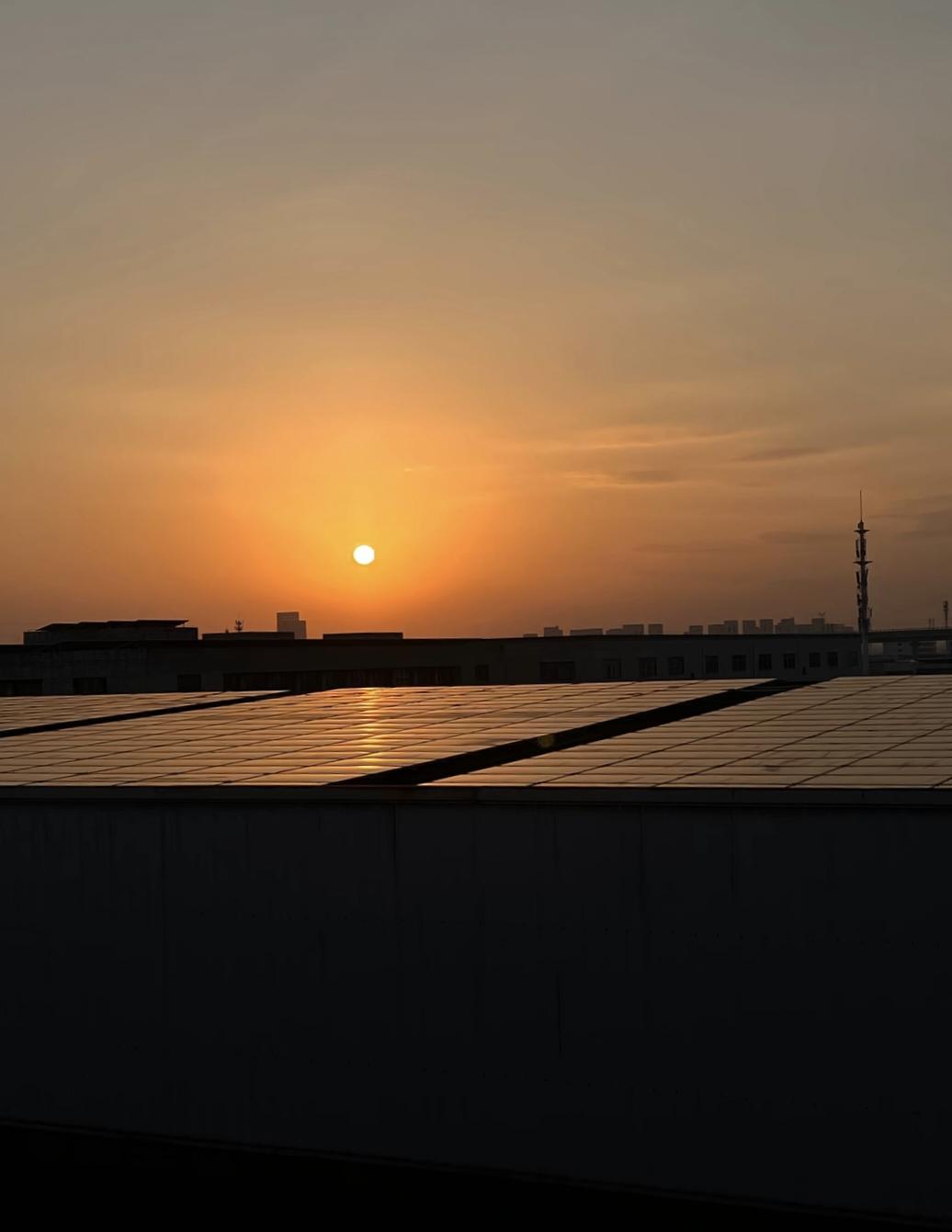 有人说，人生的路是走出来的；有人又坚持，人生的路是选择出来的。这两个看似矛盾的观