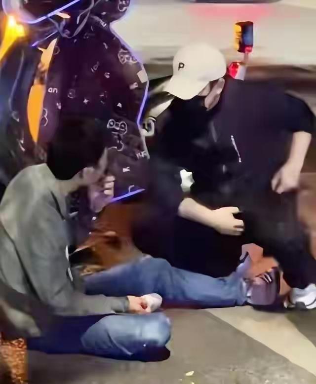 “锦旗比声明更有力！”10月30日凌晨，张颂文路遇电动车撞共享单车，伤者倒地，他