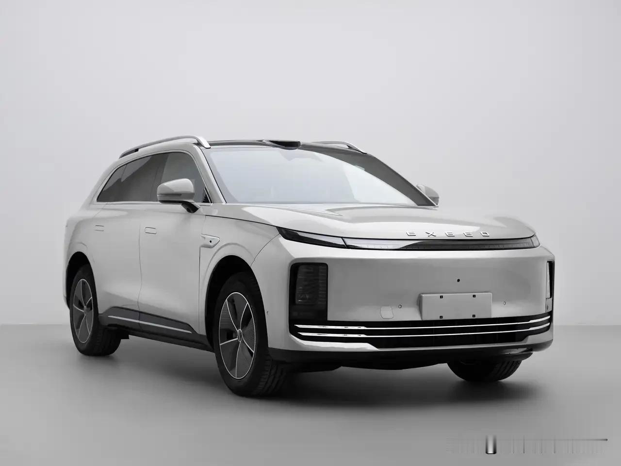 星途ET登上工信部名录后，更名为ET7。新款车型对前脸下半部分进行了全面改动，原