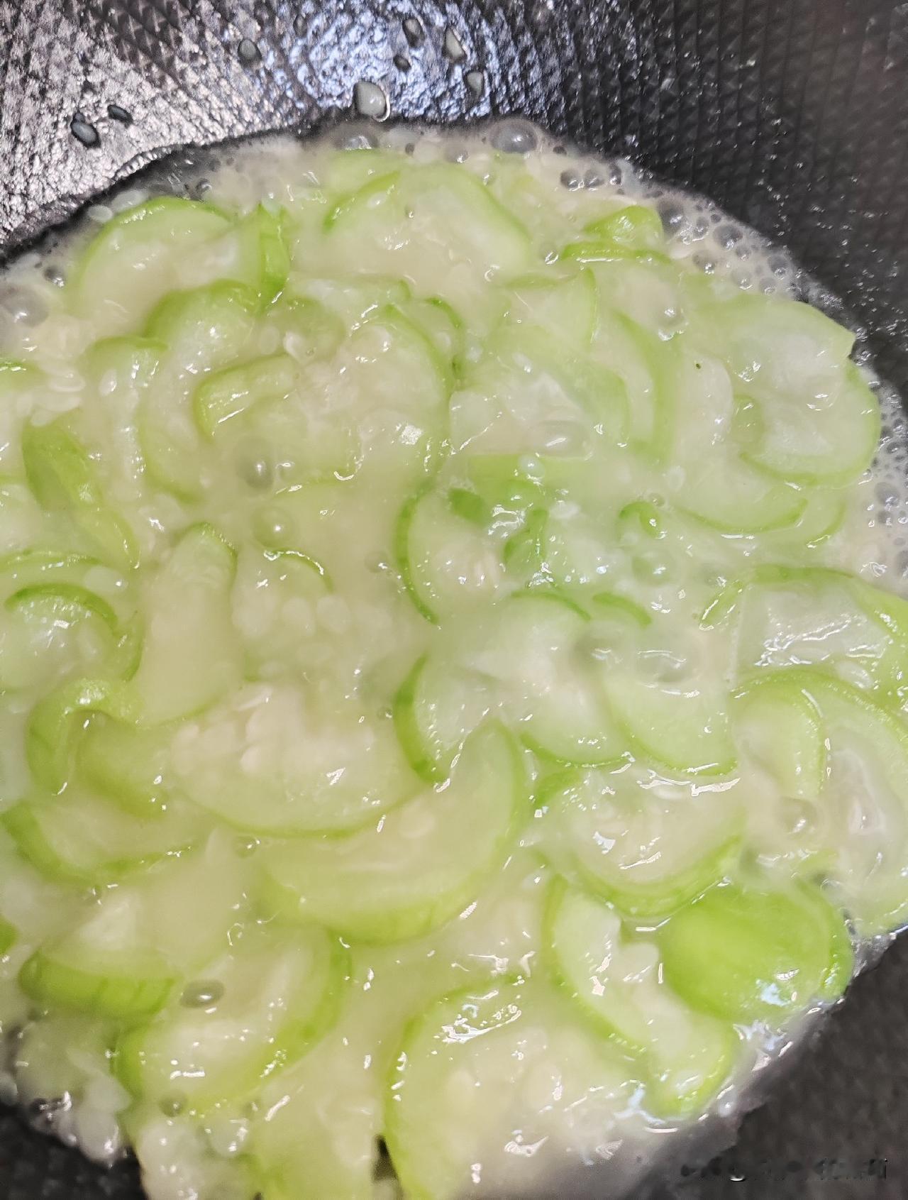 在北京，我从不在菜市场买丝瓜。下锅就黑，没水份，别说甜了。可湖南的丝瓜不一样，只