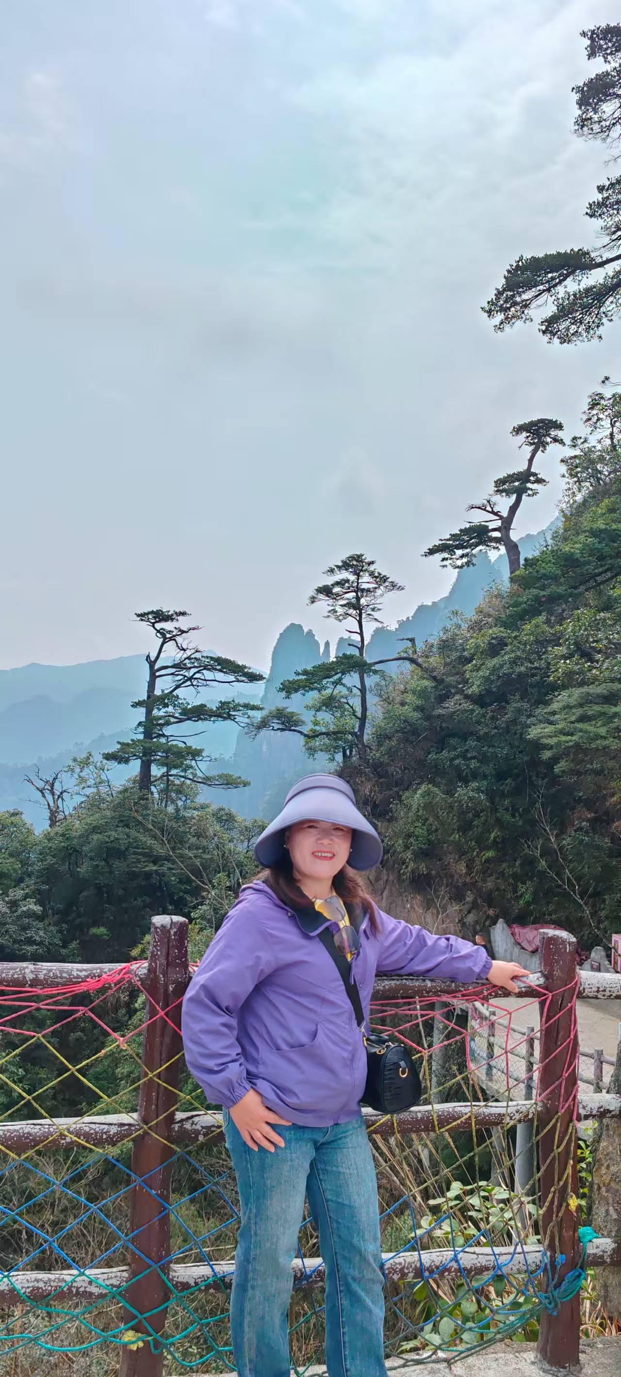 山间漫步，遇见最美的自己[比心][玫瑰]