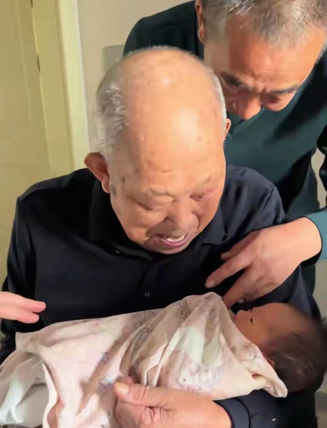 “你初来人间，我已迟暮之年。”当106岁的太姥爷被家人小心翼翼地搀扶到婴儿床边，