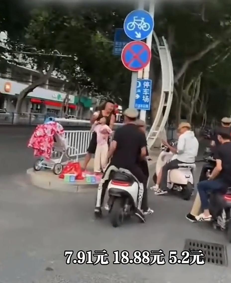 河南街头，一对父女因重病家庭困顿，在路边跪地求助筹款，几名男生骑着电动车偶然撞见