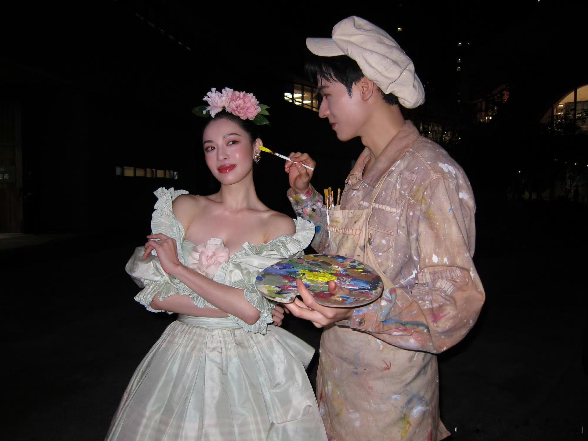 我天，龚俊和钟楚曦这一张好有故事感！画家和他笔下走出来的画里的人物v