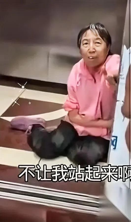 电梯里的喊声，我僵住了。老太太瘫在地上喊“扶我”，可我刚弯下腰，突然缩回