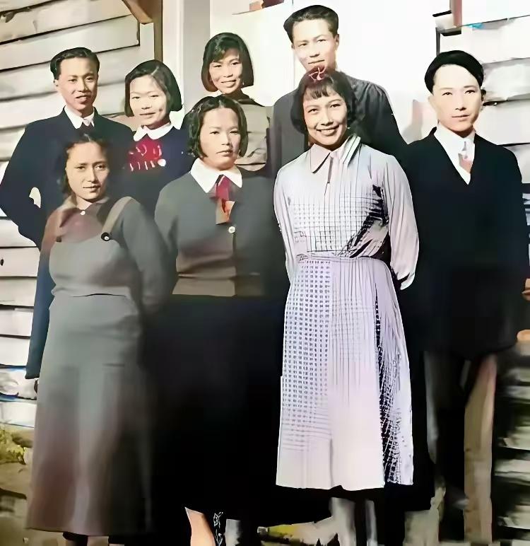这张老照片定格了贺子珍在苏联时期的一段异乡岁月。画面里的贺子珍站在前排，眉眼