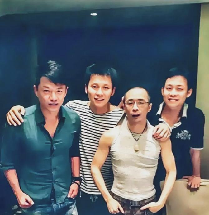 老照片分享，这四位男演员的青涩时光，张李晨、张译，段宏奕，中间戴眼镜的是谁？合影