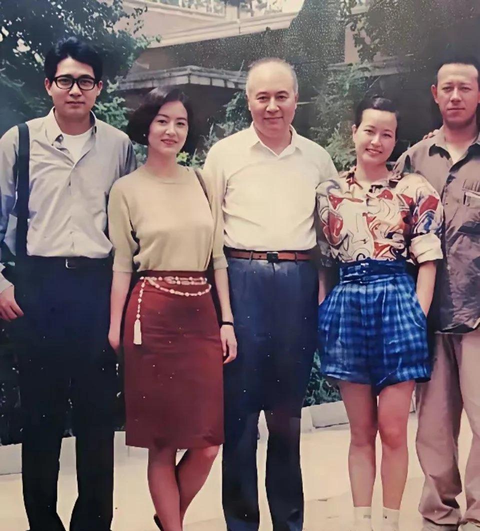 1992年两岸明星同框照炸了：姜文被嘲油腻大叔，刘晓庆土气，真相却没人敢说？那