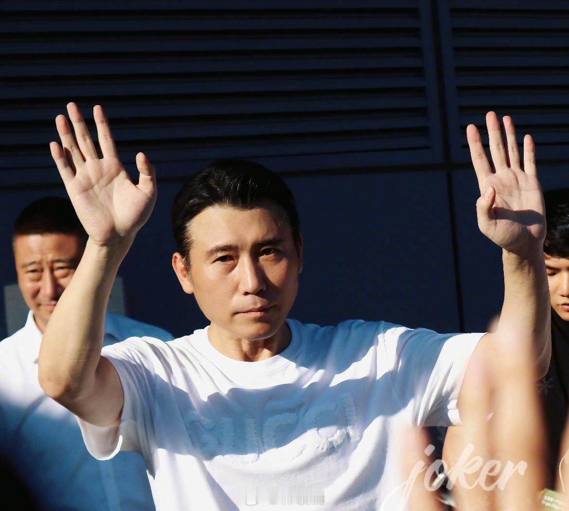 李乃文和老婆牵手外出第一反应乃叔是真火了，连和老婆牵手逛街都能有人拍了，虽然但是