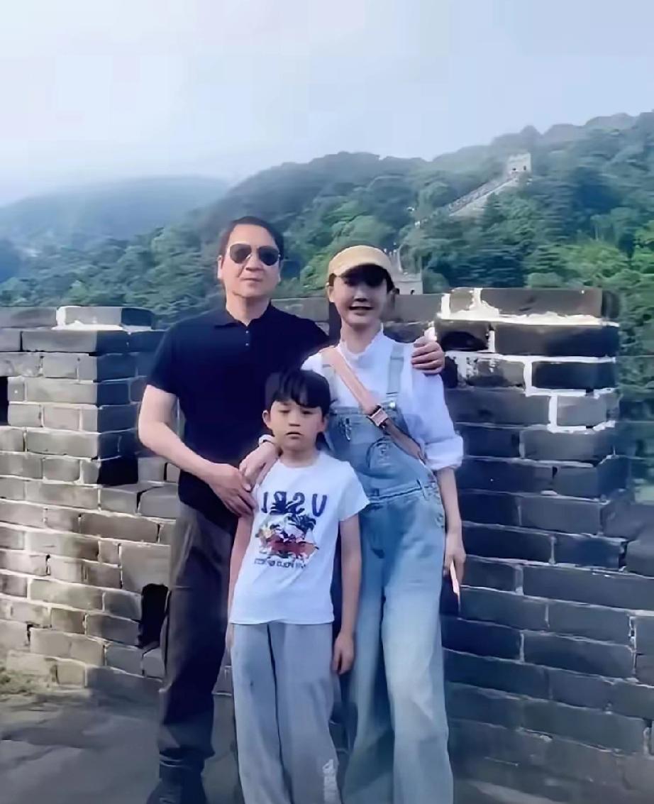 赖文峰手包里一直珍藏着一张妻儿合影，妻子李晴貌美温婉，二人是中专同学。早年生活清