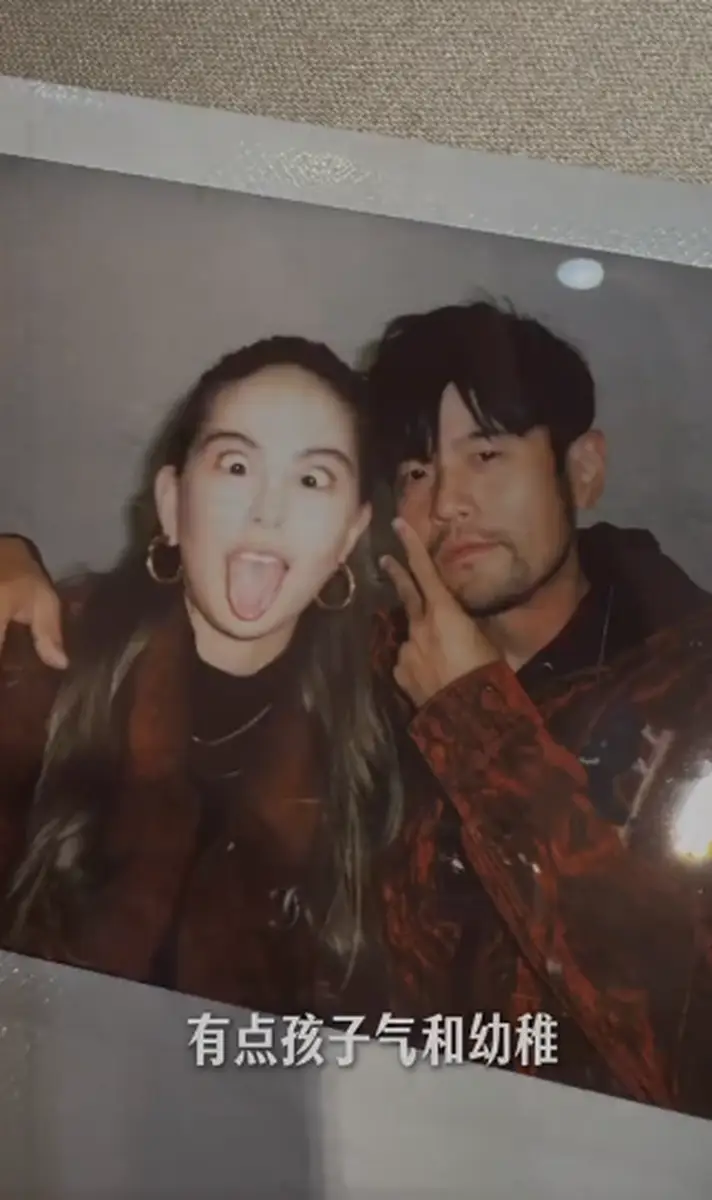 昆凌晒出一家出行视频与周杰伦搞怪合照好俏皮