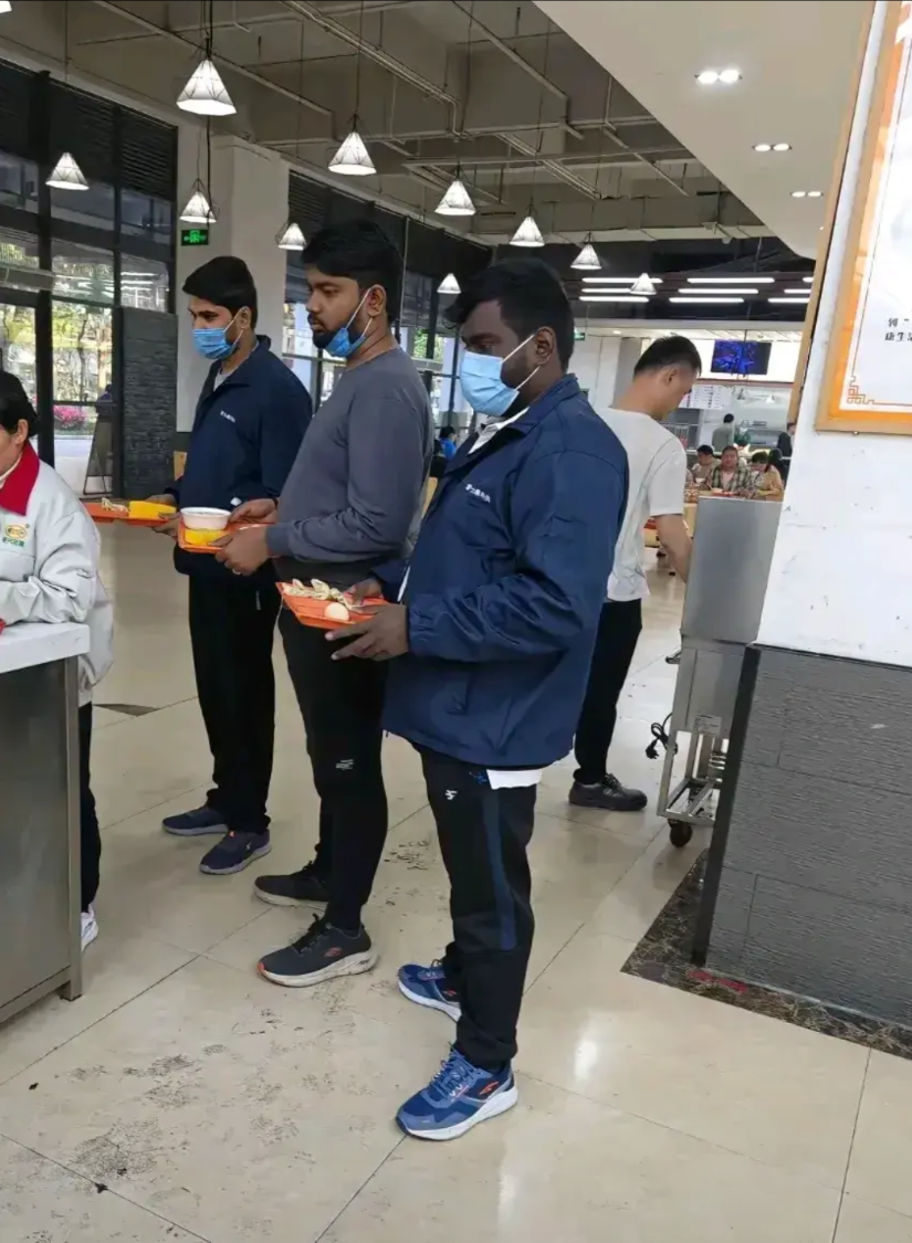 富士康从印度撤回中国工程师，据彭博社报道，知情人士透露，富士康科技集团已要求数百