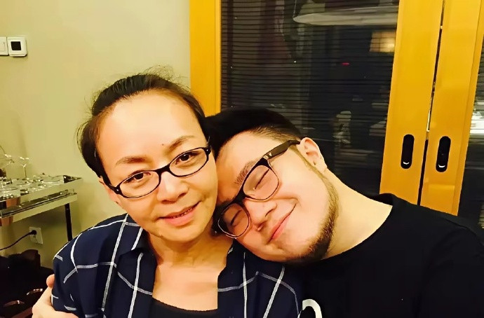 王博谷在播客里直接摊牌，说婆婆宋丹丹每月掏十万育儿备用金，只换一句“我不插手”她