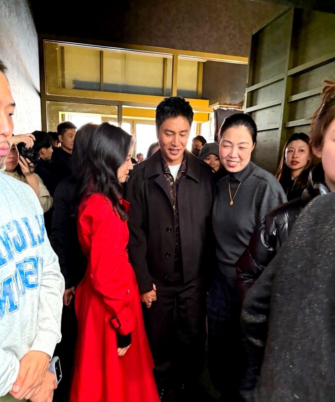 1月15日崇礼活动现场，陈坤和董洁就这么大大方方牵手出场。照片一出，微博