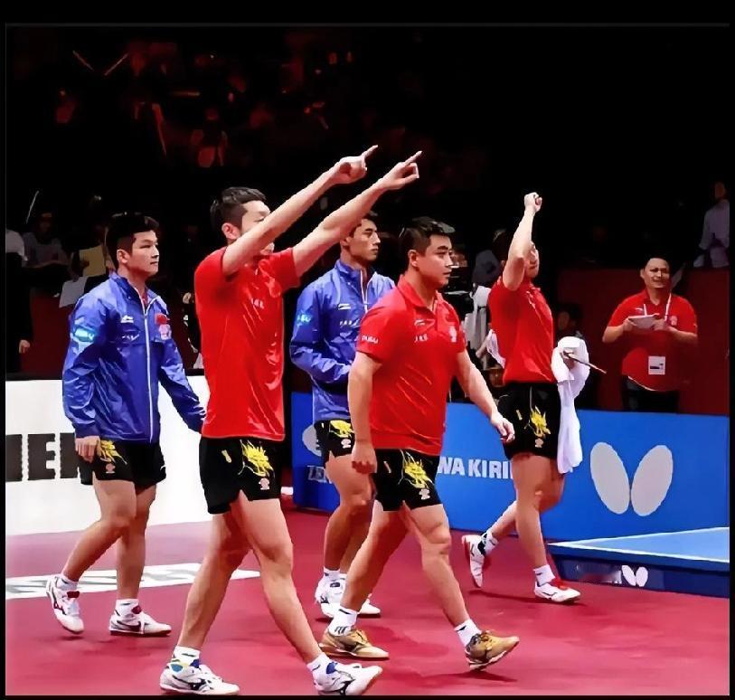 刷到这张国乒老照片，直接梦回黄金时代！指尖划到这张图，瞬间被国乒男队的气场