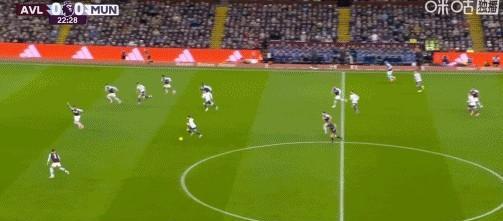 你眼睁睁看着谢什科把那个单刀，轻飘飘地推出底线。两分钟后，他又把近在咫尺的补射