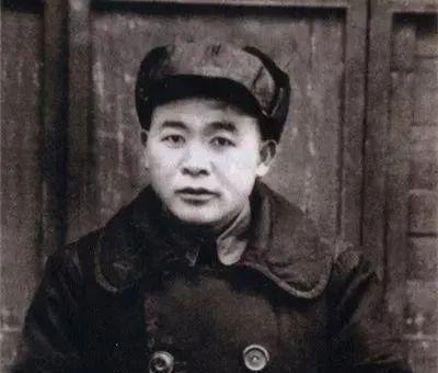 1937年，344旅很排外，只认旅长徐海东，两大元帅都镇不住。毛主席闻此，怒气说