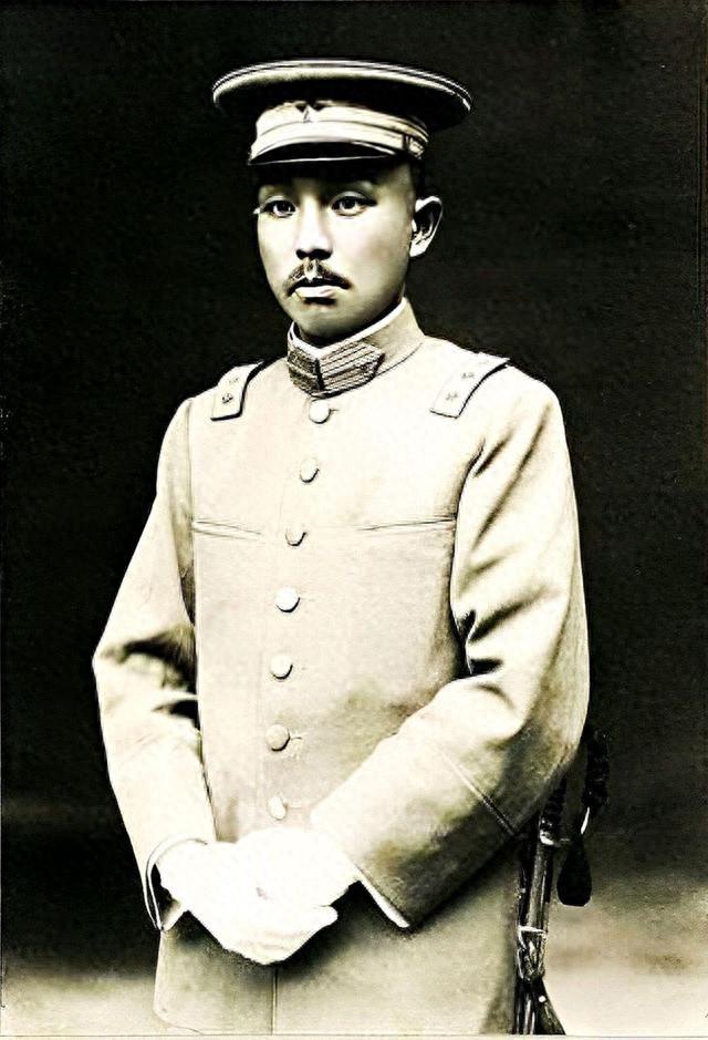 1935年，红军长征途经四川，朱德率部准备渡过大渡河。此时，负责川南防务的军阀杨