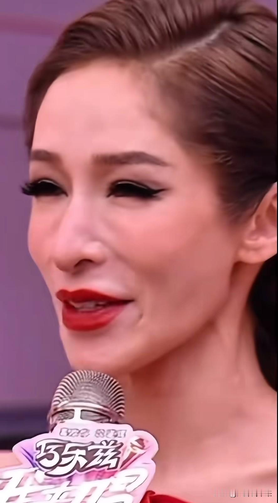 萧亚轩来内地录综艺了！可谁还能认出这是萧亚轩呢？假睫毛贴了两排，脸上凹凸不平，