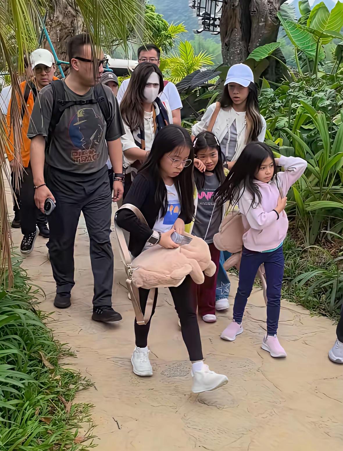 霍启刚带仨娃在广西崇左逛景区的照片，被游客拍了个正着——没保镖没助理，三个孩子背