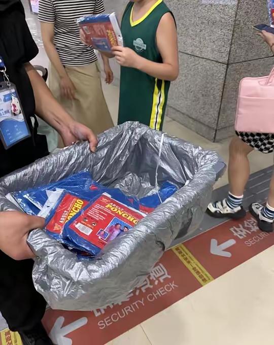 大北京不愧是首都，雨天地铁工作人员发雨衣，领到雨衣的外地人说，北京真好。评论区