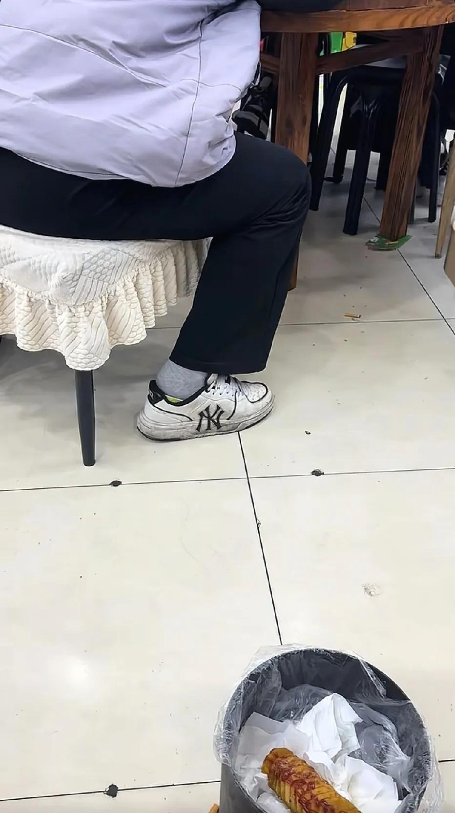 哥们,身高很在意吗?垫的这么高,会不会崴脚?这脚后跟都挤不下去鞋子里面了。[捂脸