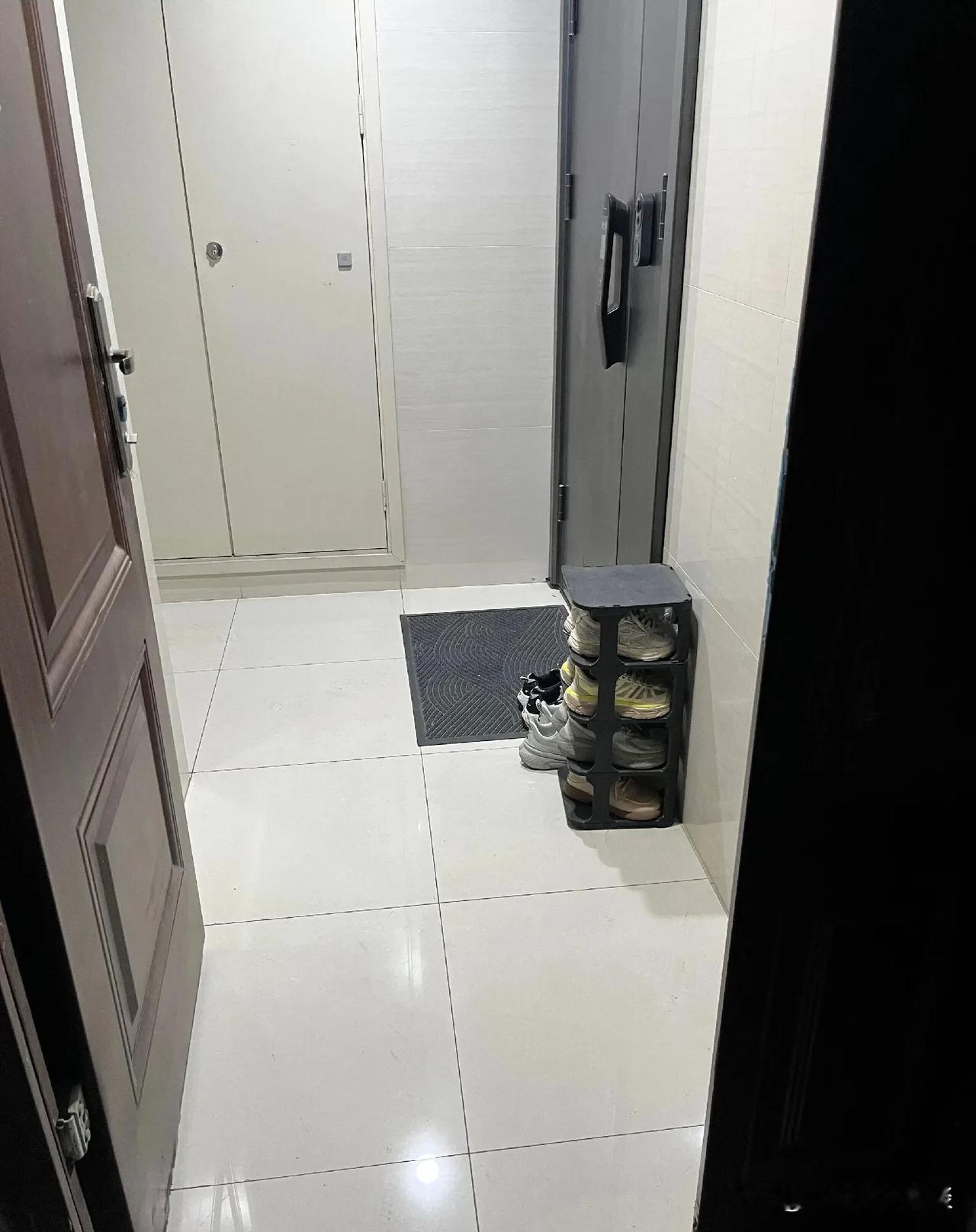 和这样的人做邻居，很无语。和邻居家，我们是1梯两户，邻居家门装的很高大上，很气派