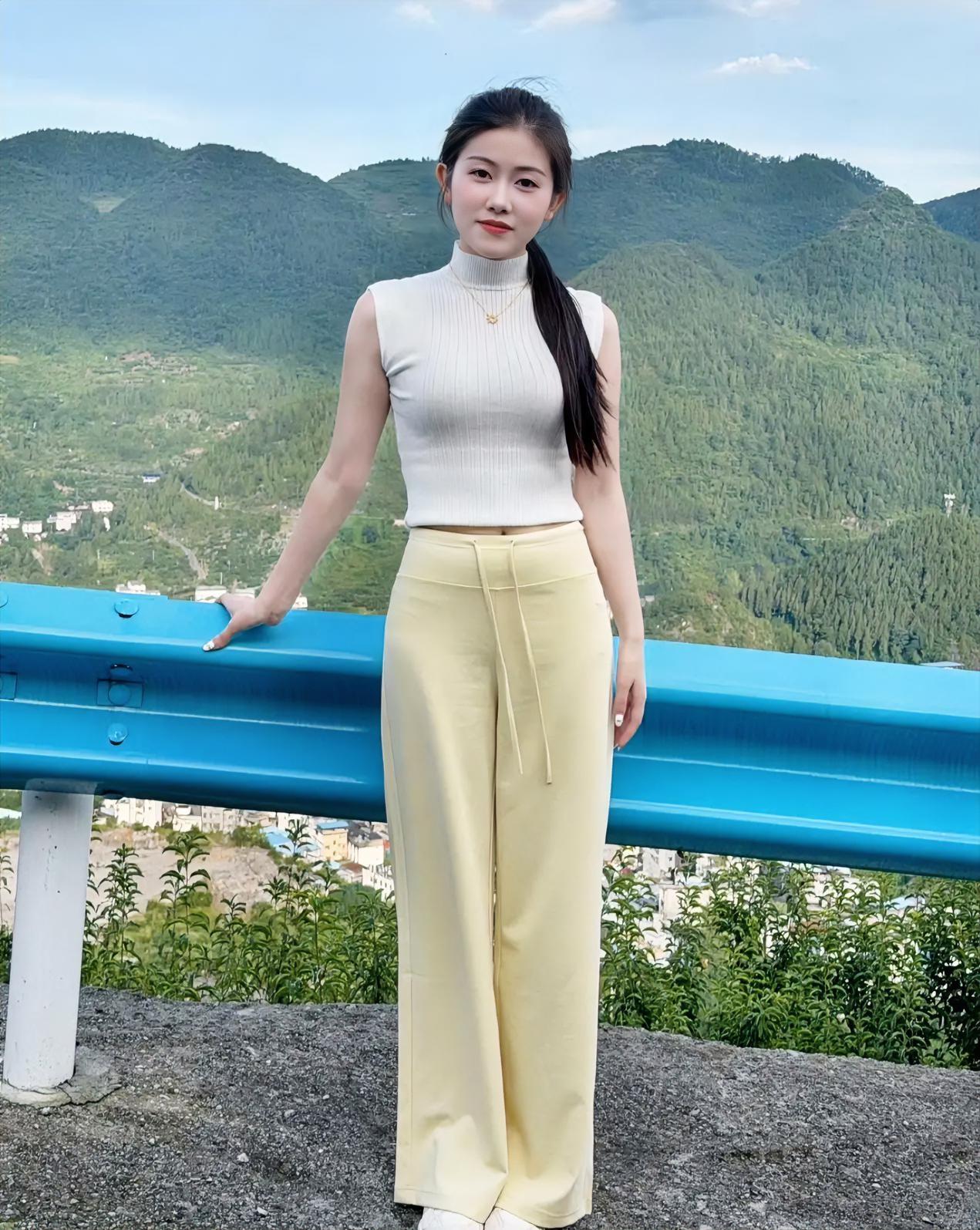 这是我村的小表妹，今年23岁了，这样的颜值，我要是说她是我们村的村花，应该没人