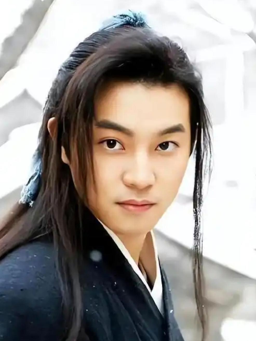 跟我爸翻家族老相册时我问他：为啥我爷、我太爷都好戴帽子，而你跟我哥却从来不戴？