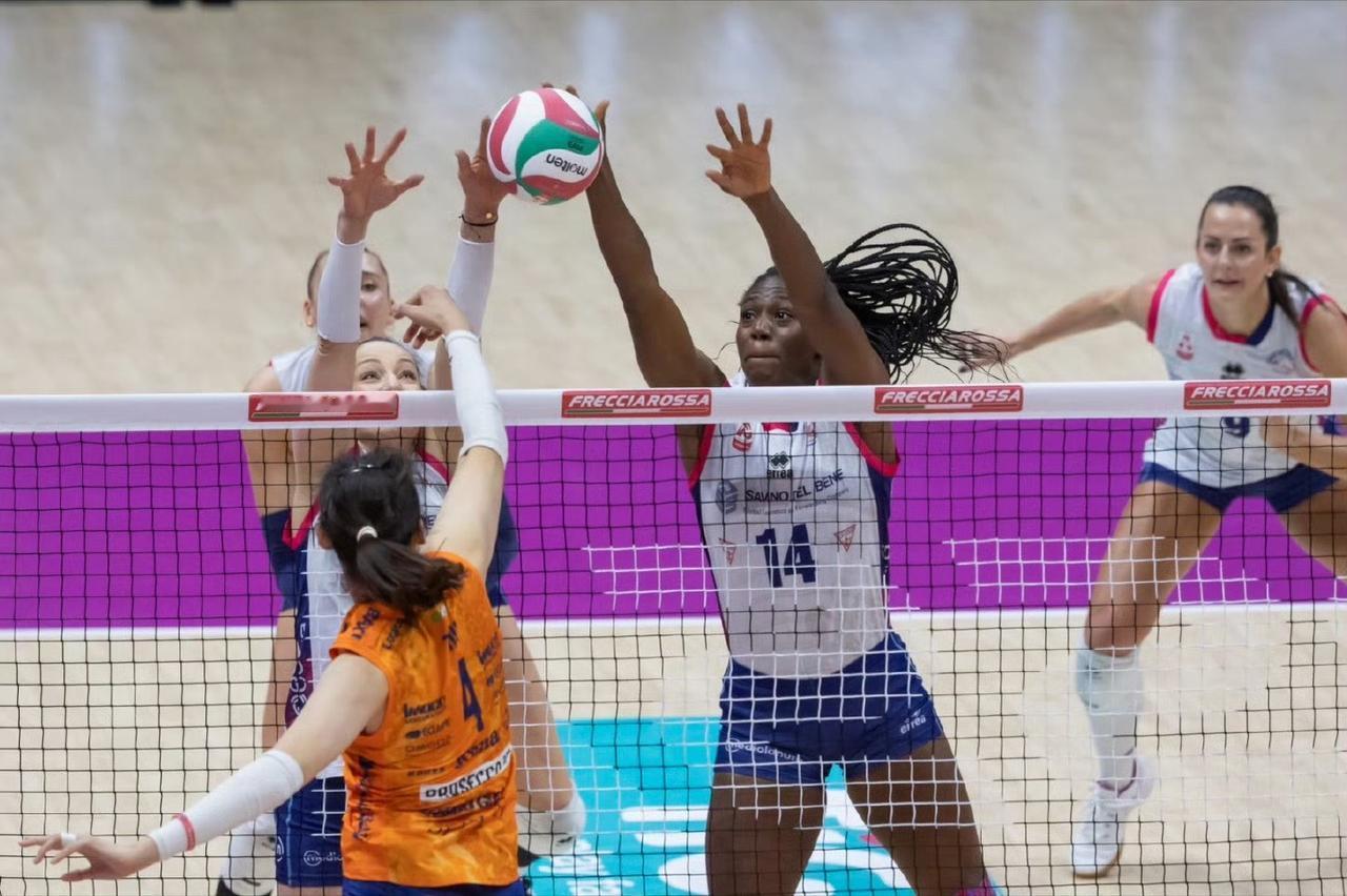 科内女排3-0大胜斯坎迪奇夺本赛季首冠的经典一役中，虽然朱婷13分不是队内最高，