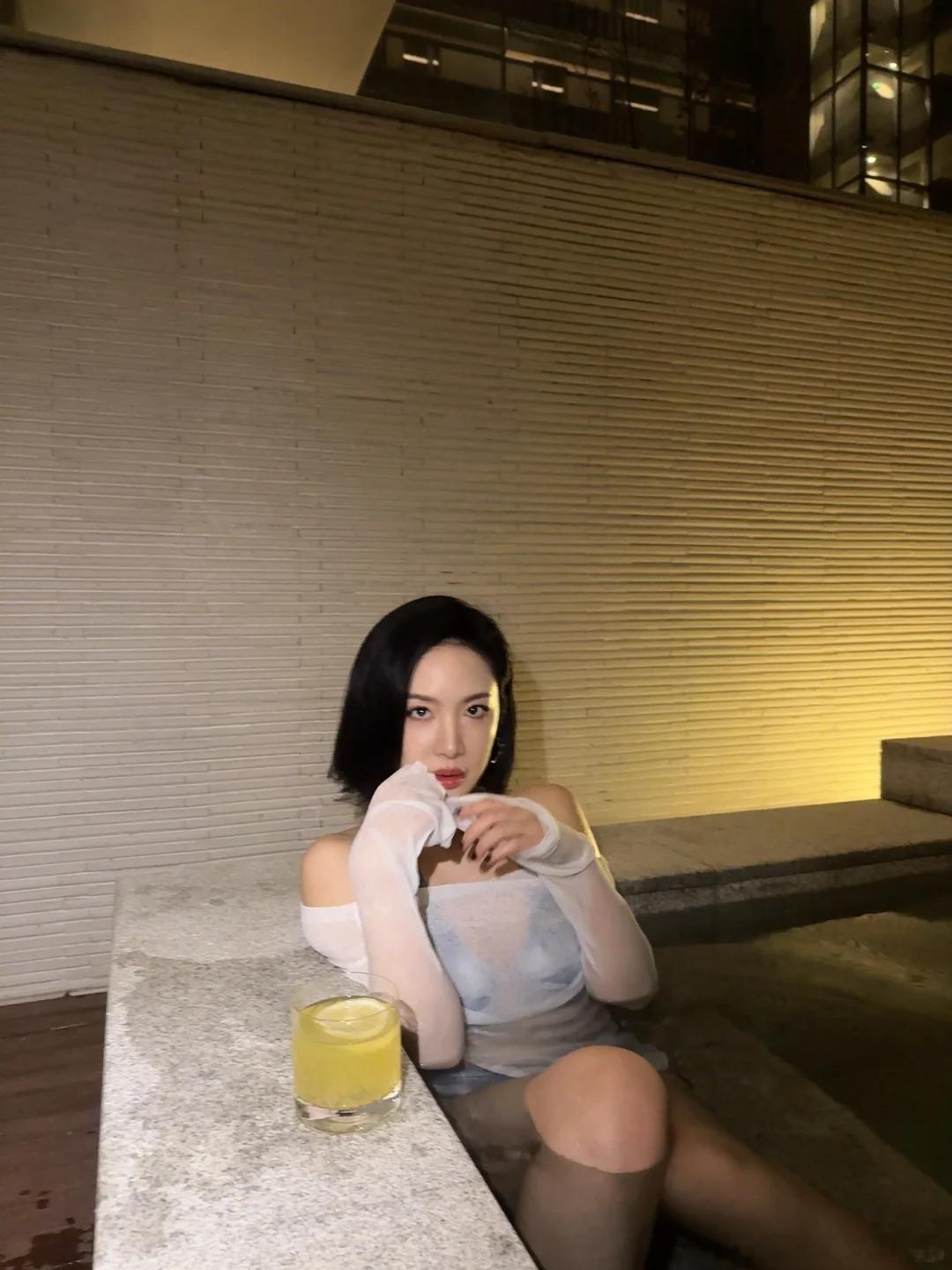来点朋友圈发不了的细糠👙出来旅行订了个带泡池的房间每天暴走之后在热气腾腾的池子