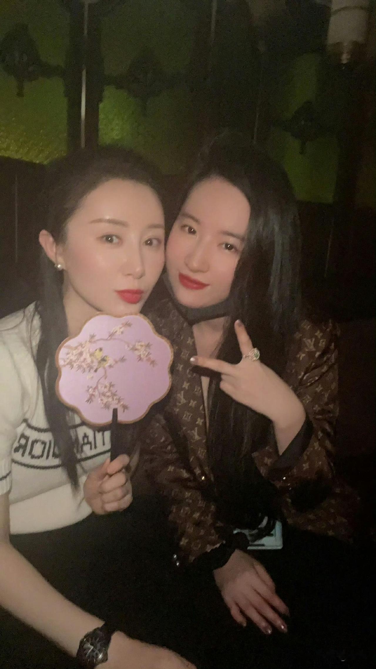 一组舒畅和刘亦菲的合照！两位冻龄女神，大家更吃谁的颜呢🥰