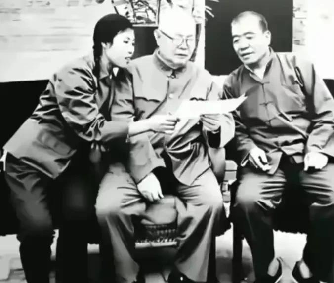 这是1977年叶剑英元帅到大寨村调研，郭凤莲和陈永贵汇报工作，三人坐成一排，叶帅