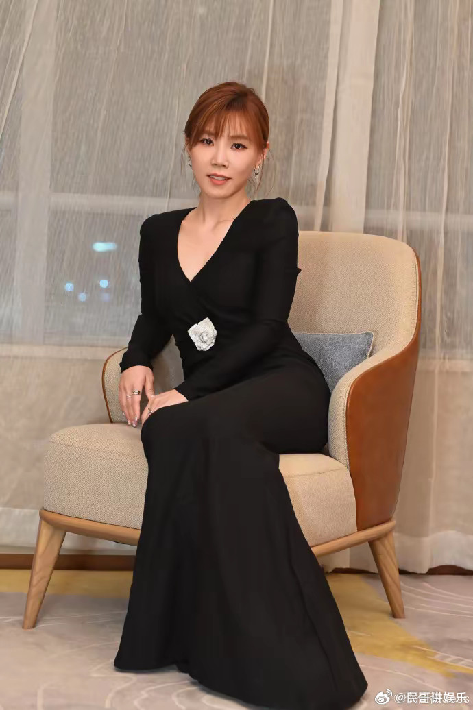 李佳薇《天后》被网友称“教科书级现场”，《歌手2025》揭榜成功当《歌手2025