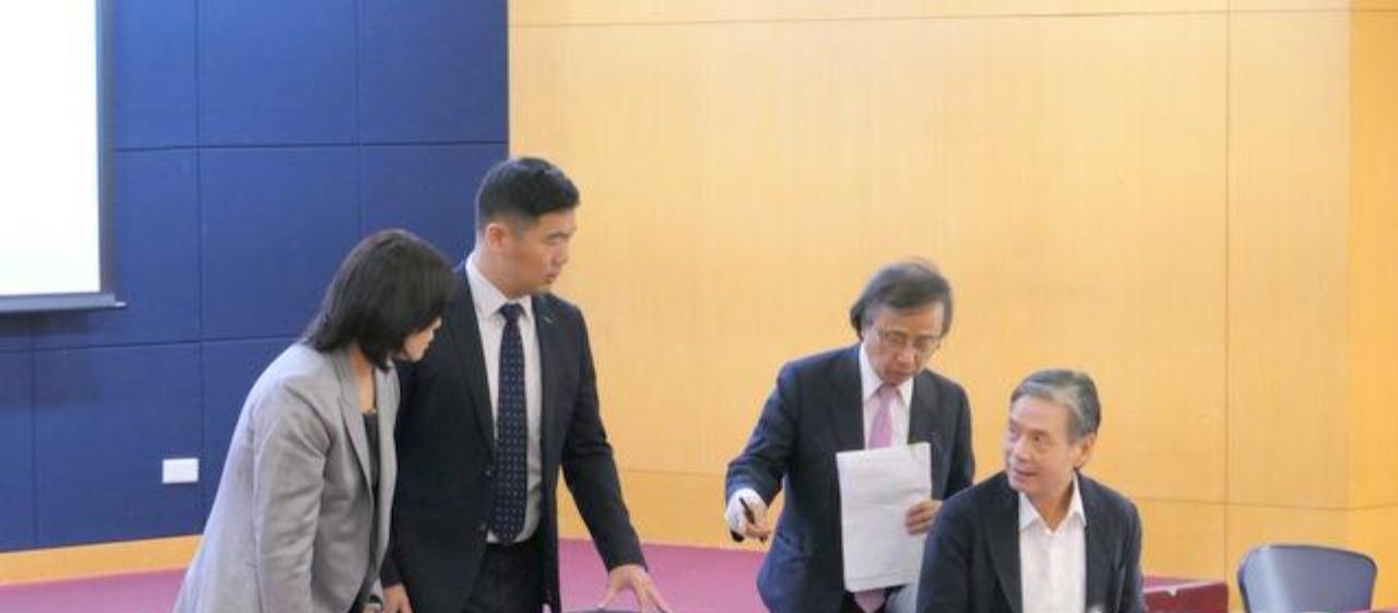 金溥聪今天在记者会上拿出马英九写给他的委托书说，对方一直指控他没有马英九的委托书