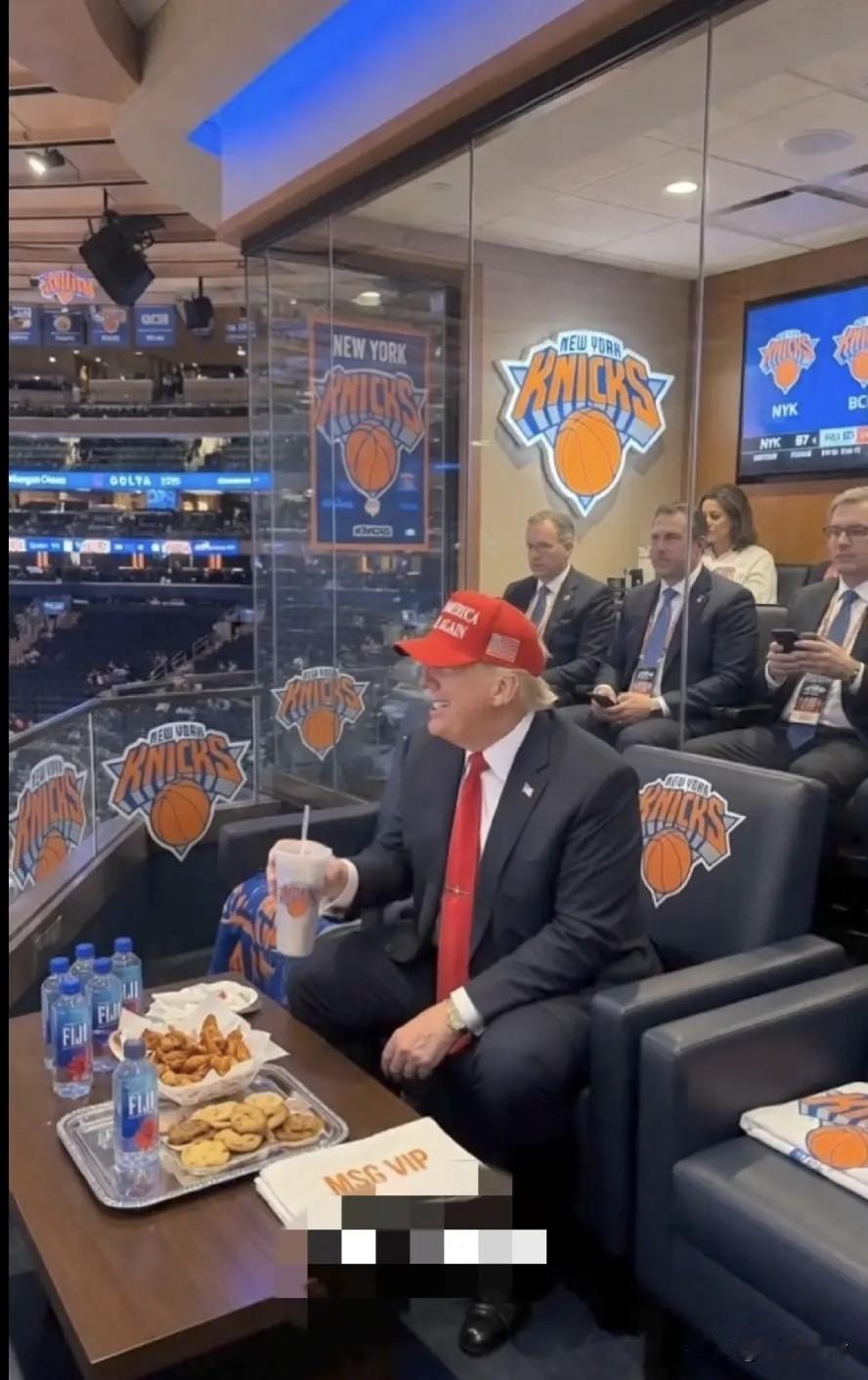 吃着炸鸡块，喝着奶茶的特朗普现身克斯队主场VIP包厢观看NBA总决赛。特朗普