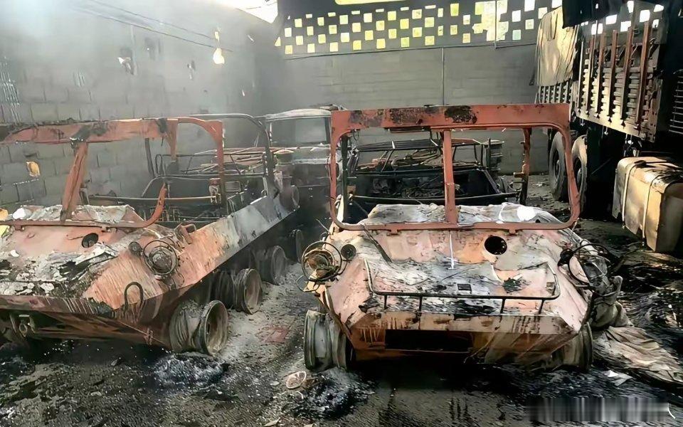 委内瑞拉军事基地被美军干废了！可惜这些装备还没来得及拉出去用，就全成一堆破烂了。