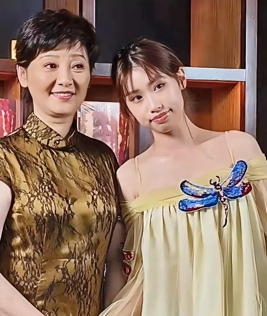 散伙？婚变？徐帆带养女朵朵现身北京活动现场活动中徐帆一身简约不失优雅的连衣裙
