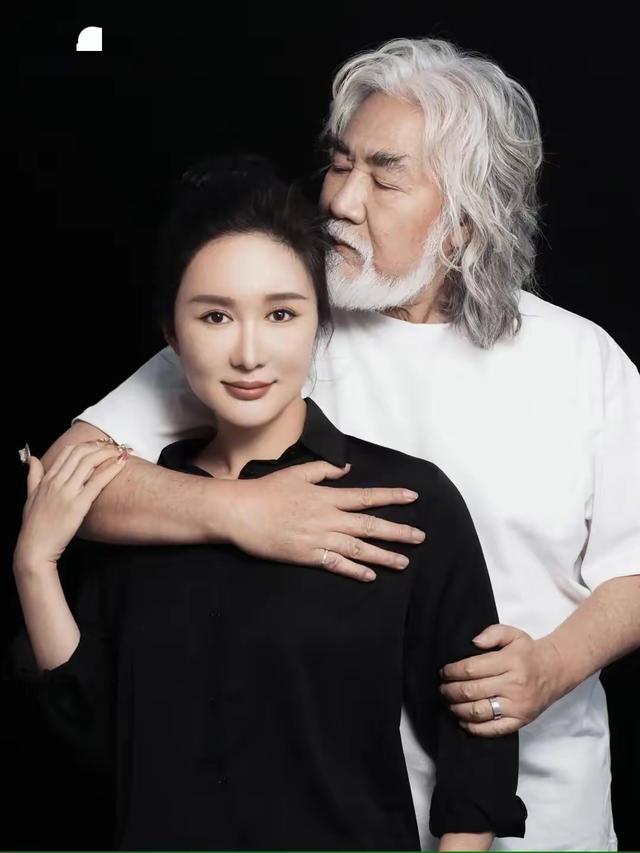 张艺谋有张纪中的老路两对相差31岁的老夫少妻组合，如今走出了完全不同的人生轨迹，核心差异在于两位妻子