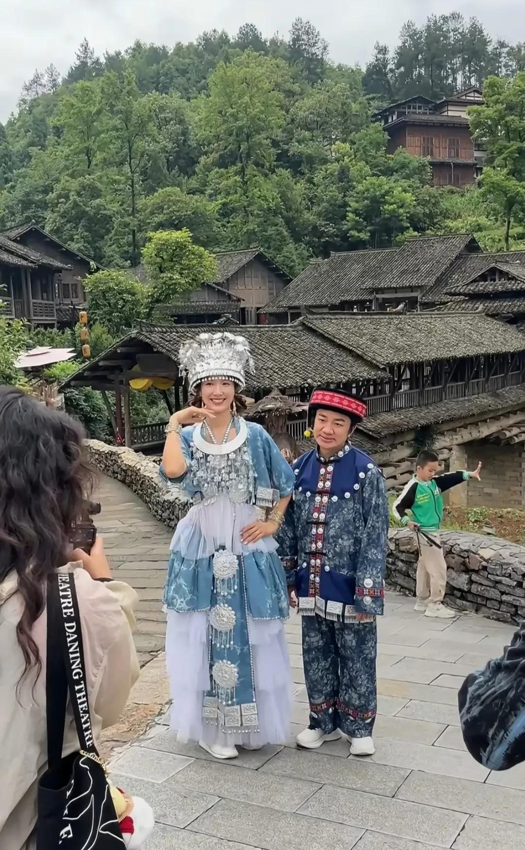 王祖蓝和李亚男这张照片，有点像“傻”债主和压寨夫人的样子。一个靓丽，一个呆萌。