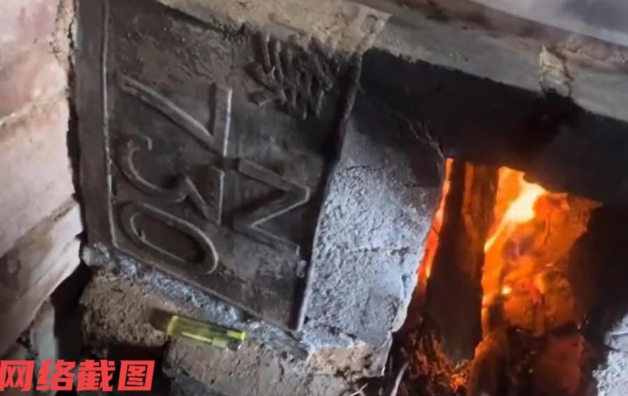 河南有名老奶奶偶然在菜地里，捡到一块车牌，没有随手扔掉还带回了家里。这里老奶